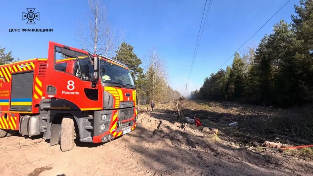 Пожежна машина на лісовій дорозі Івано-Франківщини