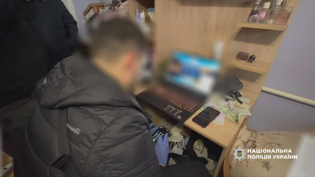 Поліція досліджує ноутбук під час обшуку