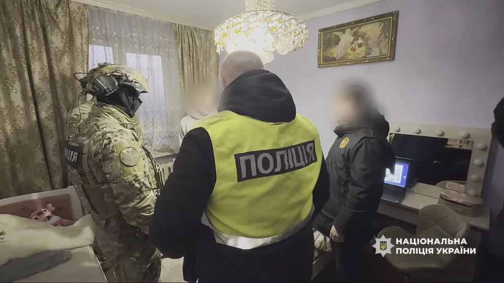 Поліція проводить обшук у квартирі