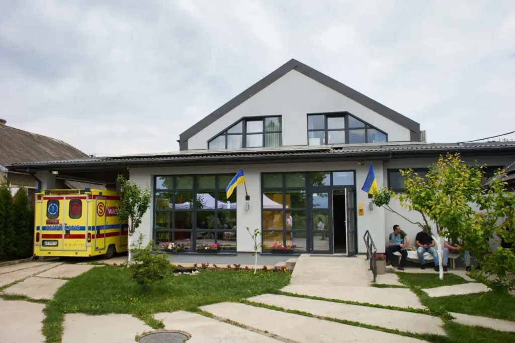 Сучасна лікарня з українськими прапорами