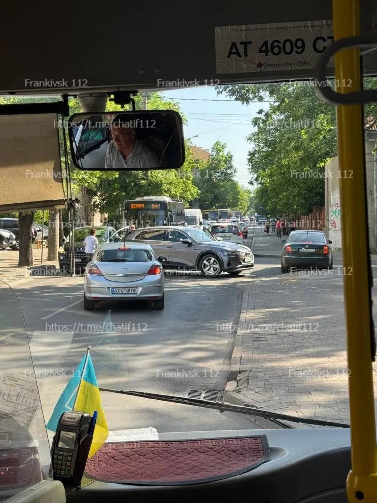 Дорожній затор у місті, вид з автобуса