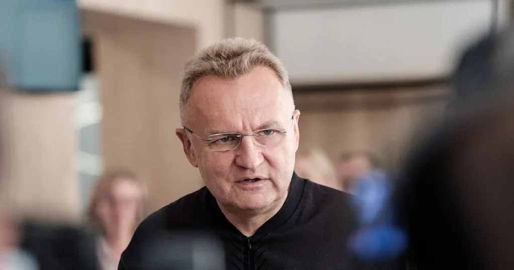 Чоловік у окулярах говорить під час зустрічі