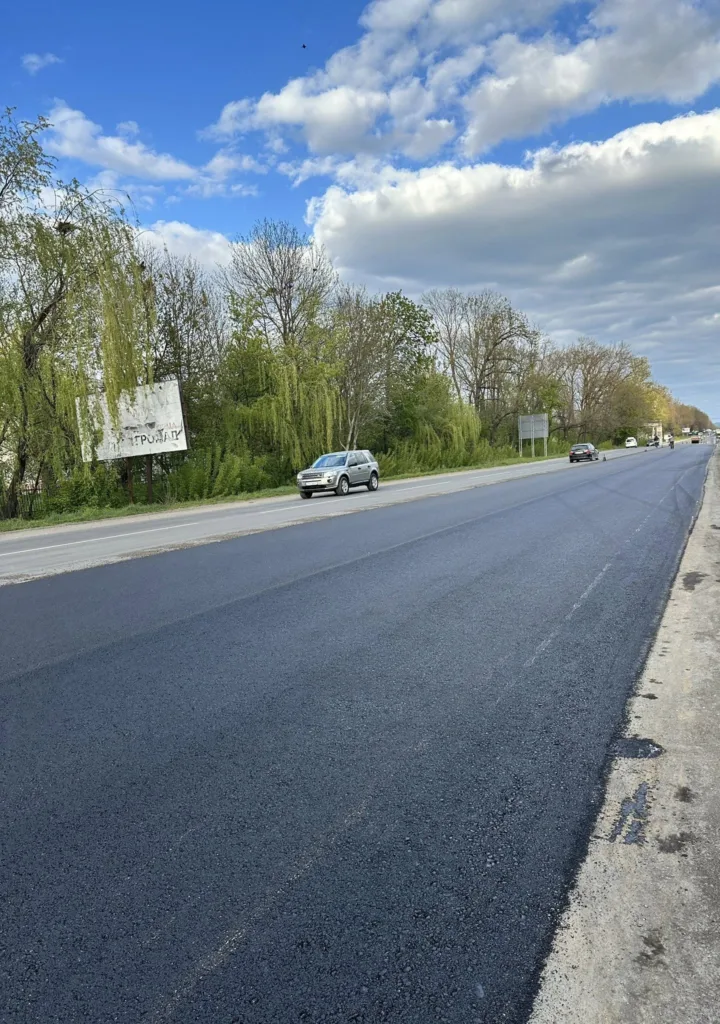 Нове асфальтування дороги під синім небом