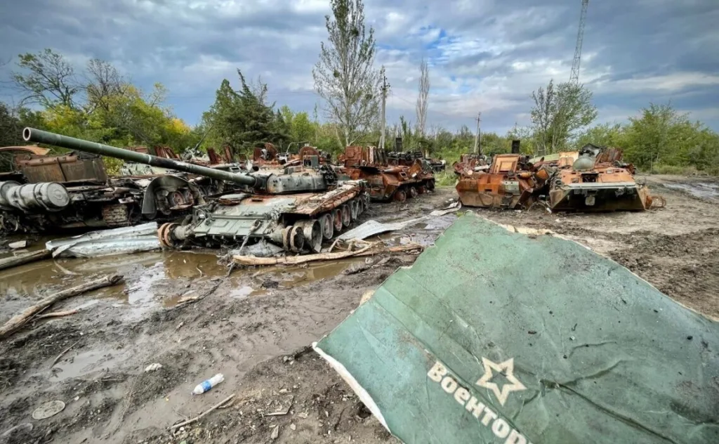 Знищена військова техніка на болотистій місцевості