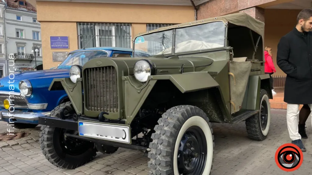 Військовий ретро автомобіль на міській вулиці