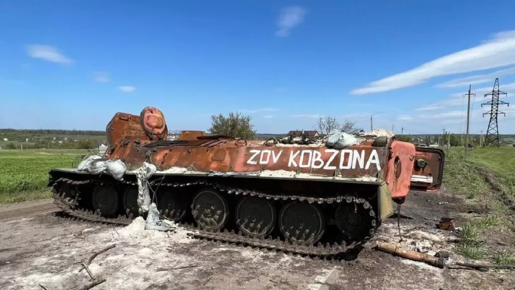 Знищений військовий танк на полі біля дороги