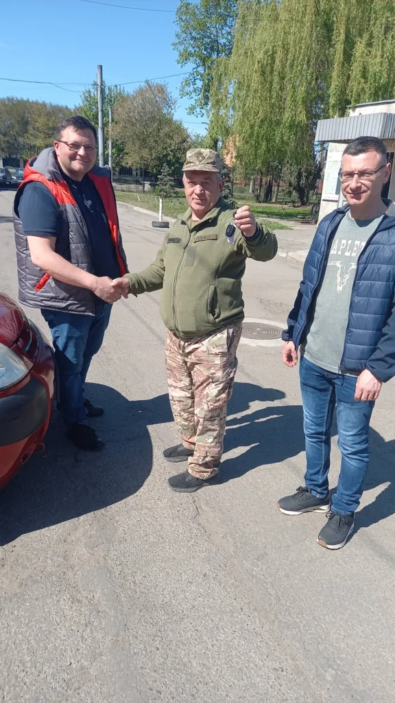 Передача ключів військовому на вулиці
