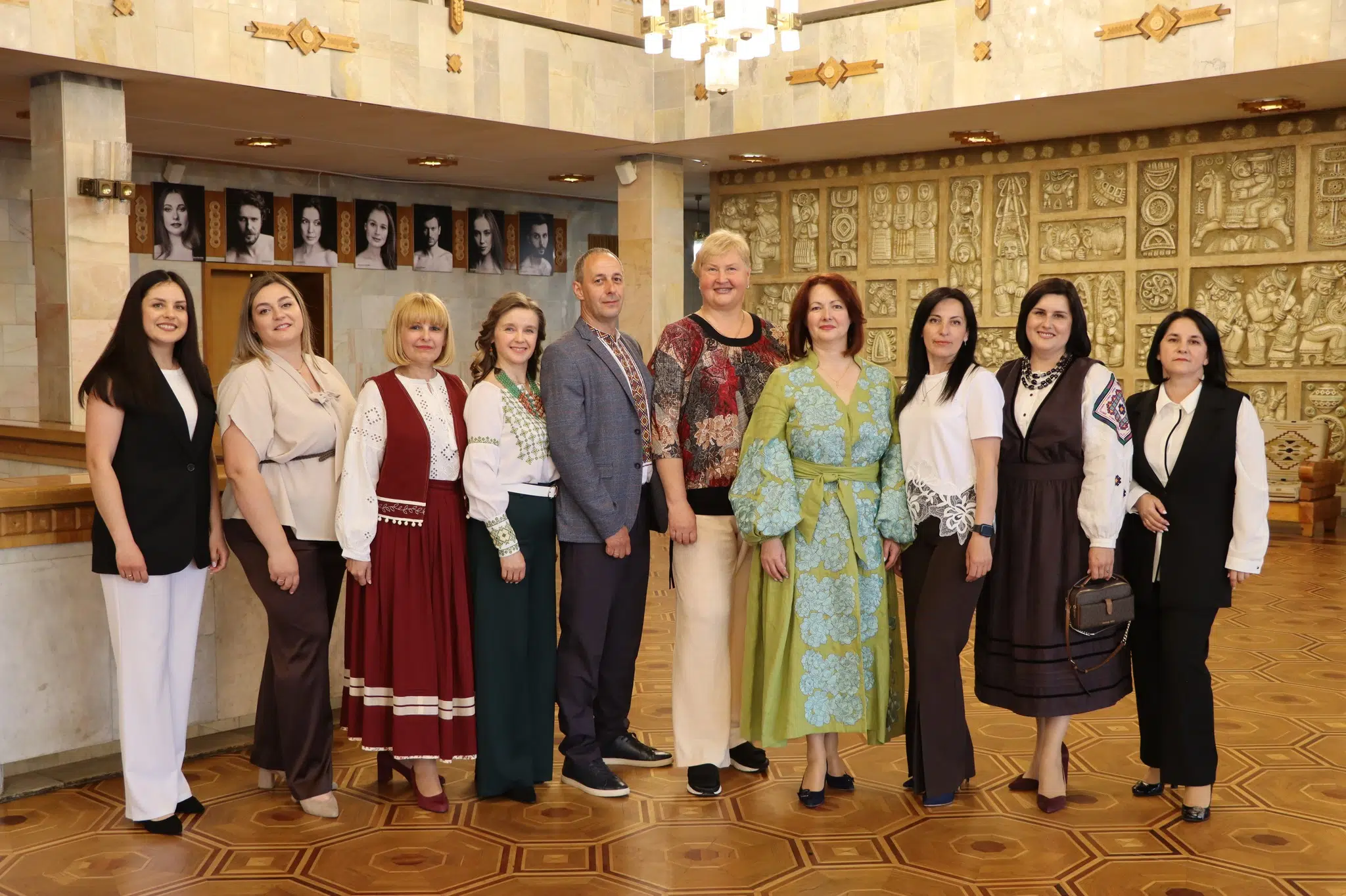 Група людей у вишиванках у культурному центрі