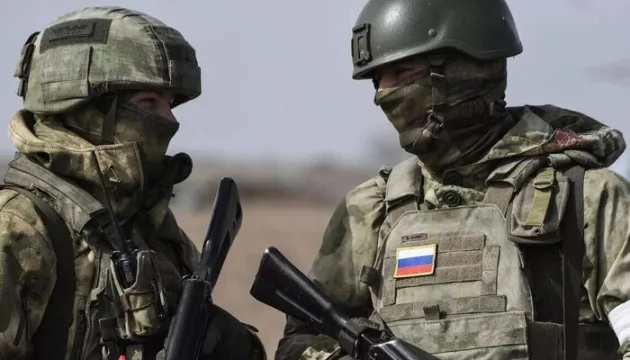 Російські солдати у військовій формі на полі бою