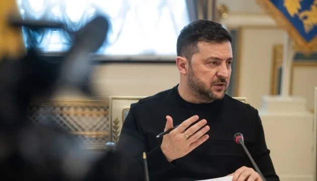 Чоловік проводить офіційну нараду в кабінеті