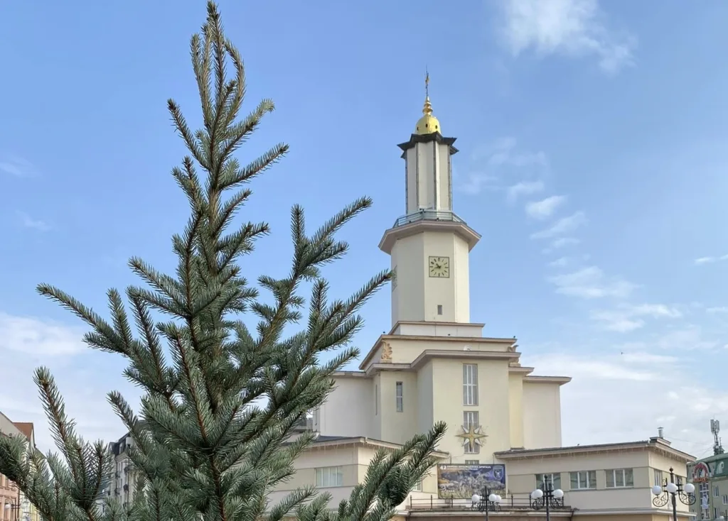 Ратуша Івано-Франківська та ялинка на площі