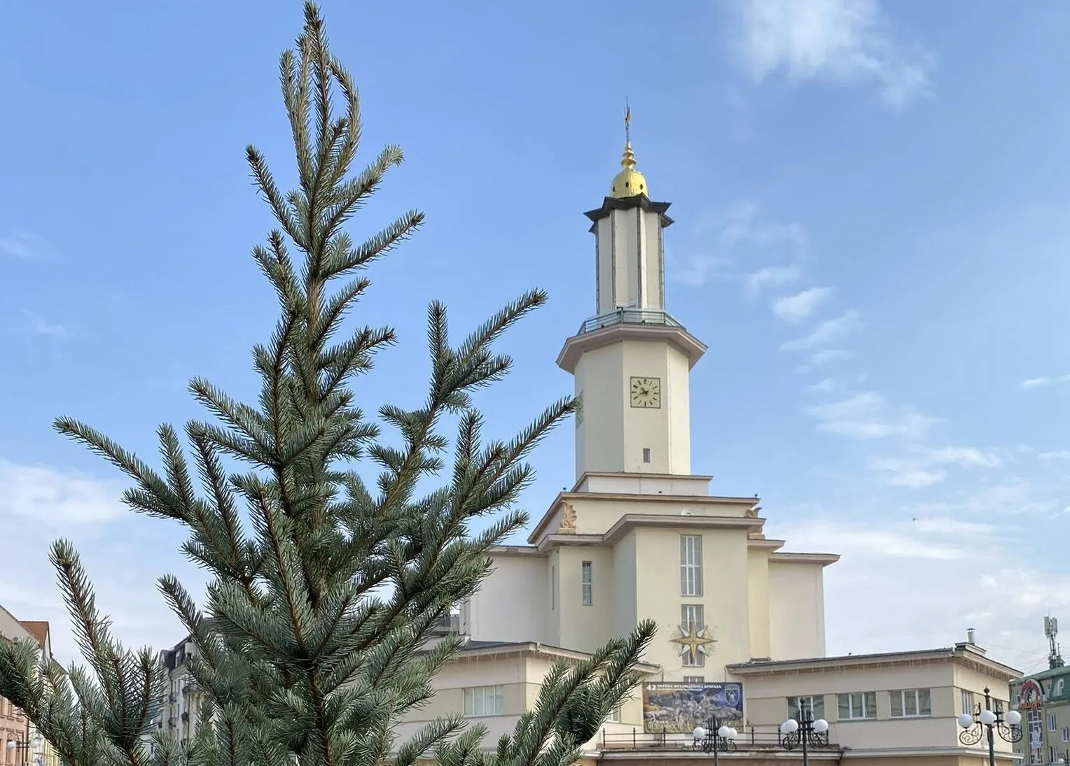Ратуша Івано-Франківська та ялинка на площі