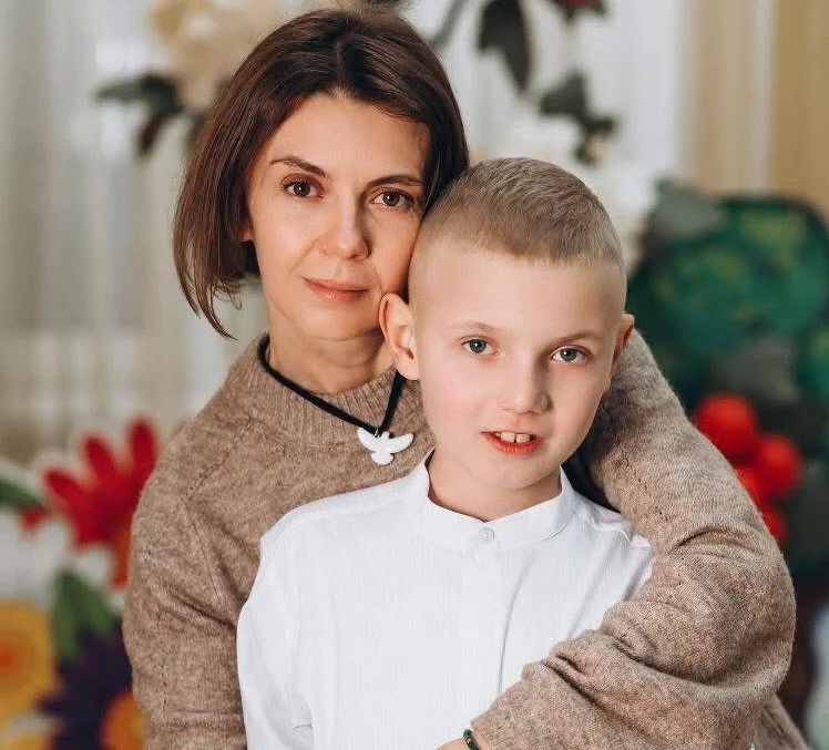 Мати обіймає сина вдома