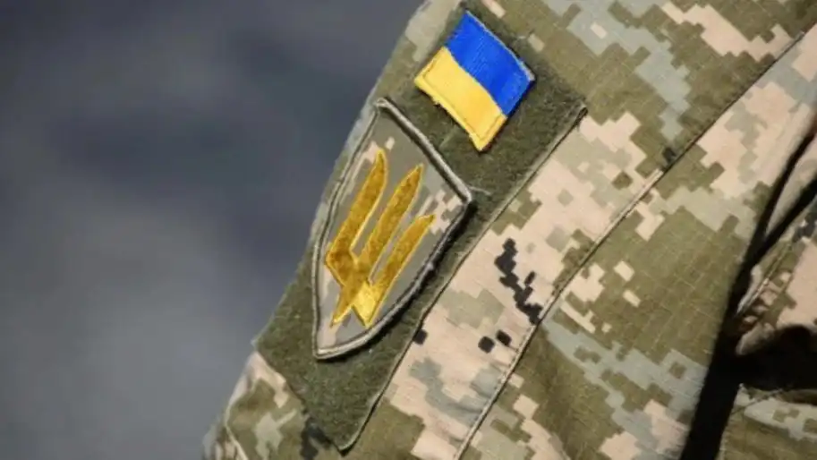 Уніформа українського військового з нашивками прапора