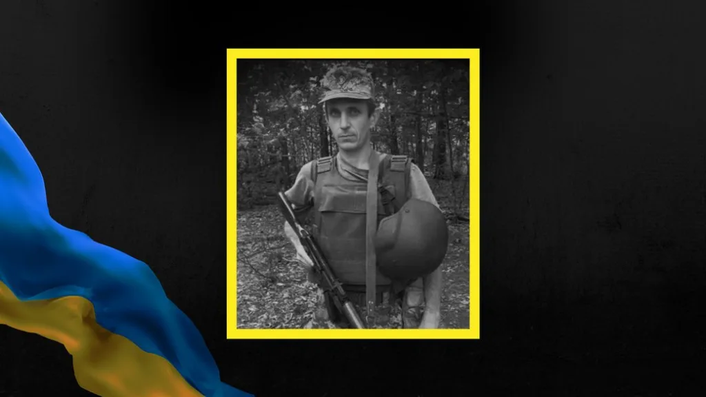 Український військовий у лісі з екіпіруванням