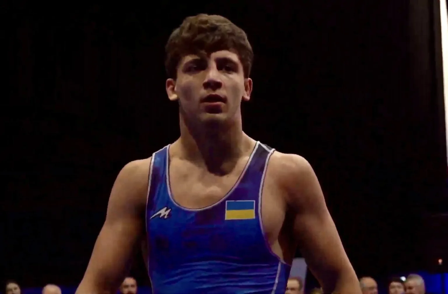 Український борець у синій формі на змаганнях