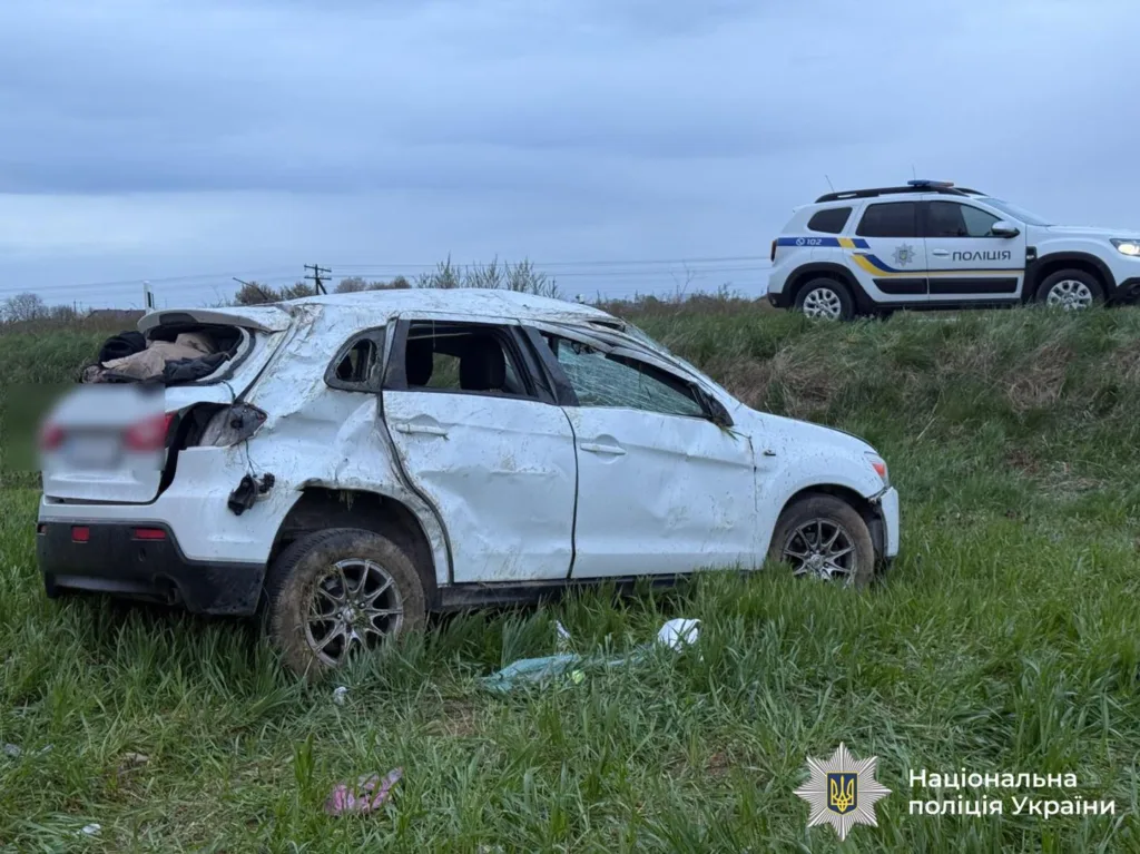 Пошкоджений автомобіль після аварії на поліції місці