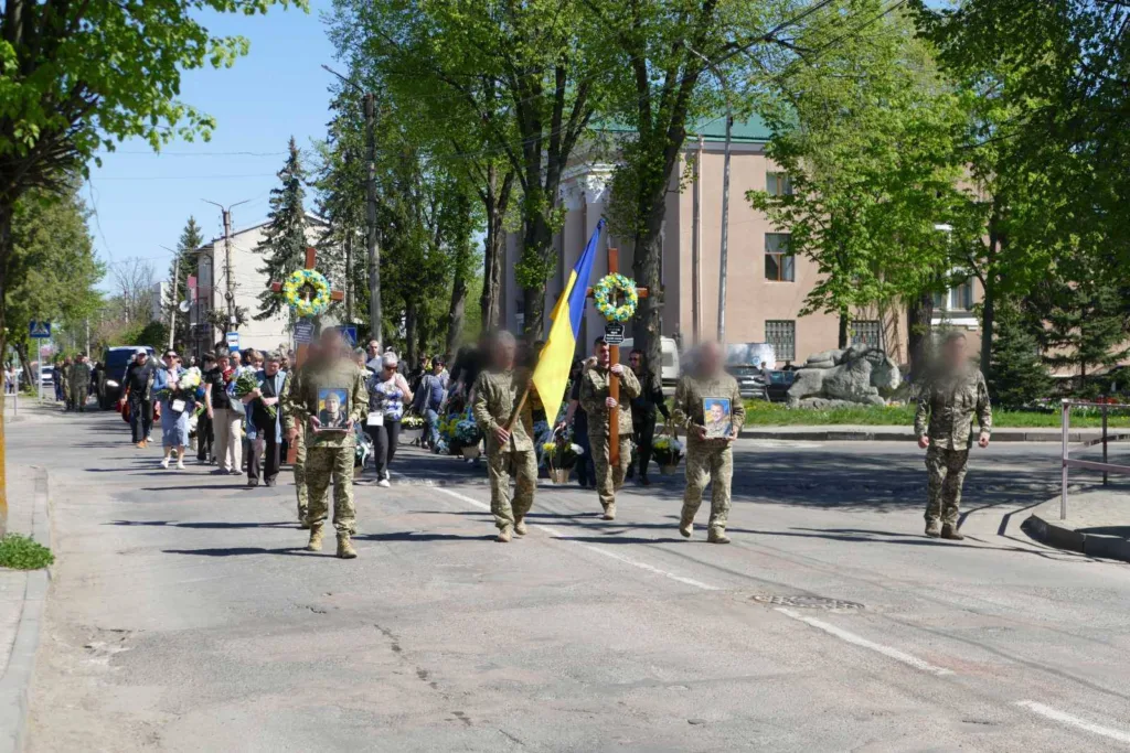 Військовий похорон з українським прапором на вулиці