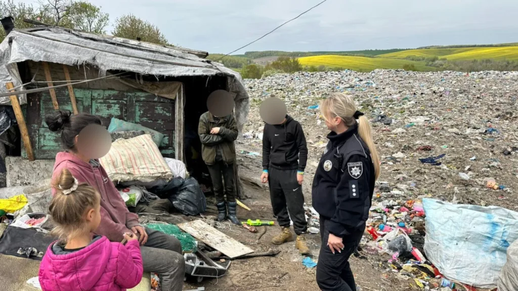 Поліція розмовляє з людьми біля халупи на сміттєзвалищі