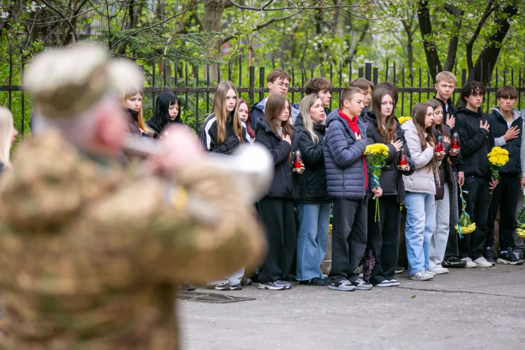 Люди з квітами на церемонії вшанування пам’яті