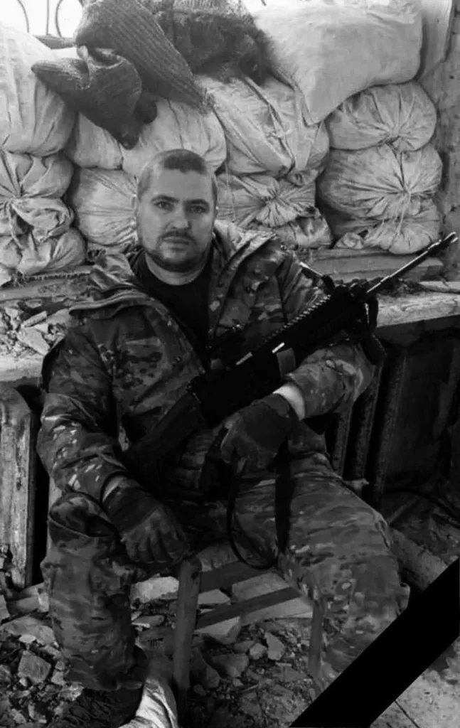Український військовий у камуфляжі з гвинтівкою