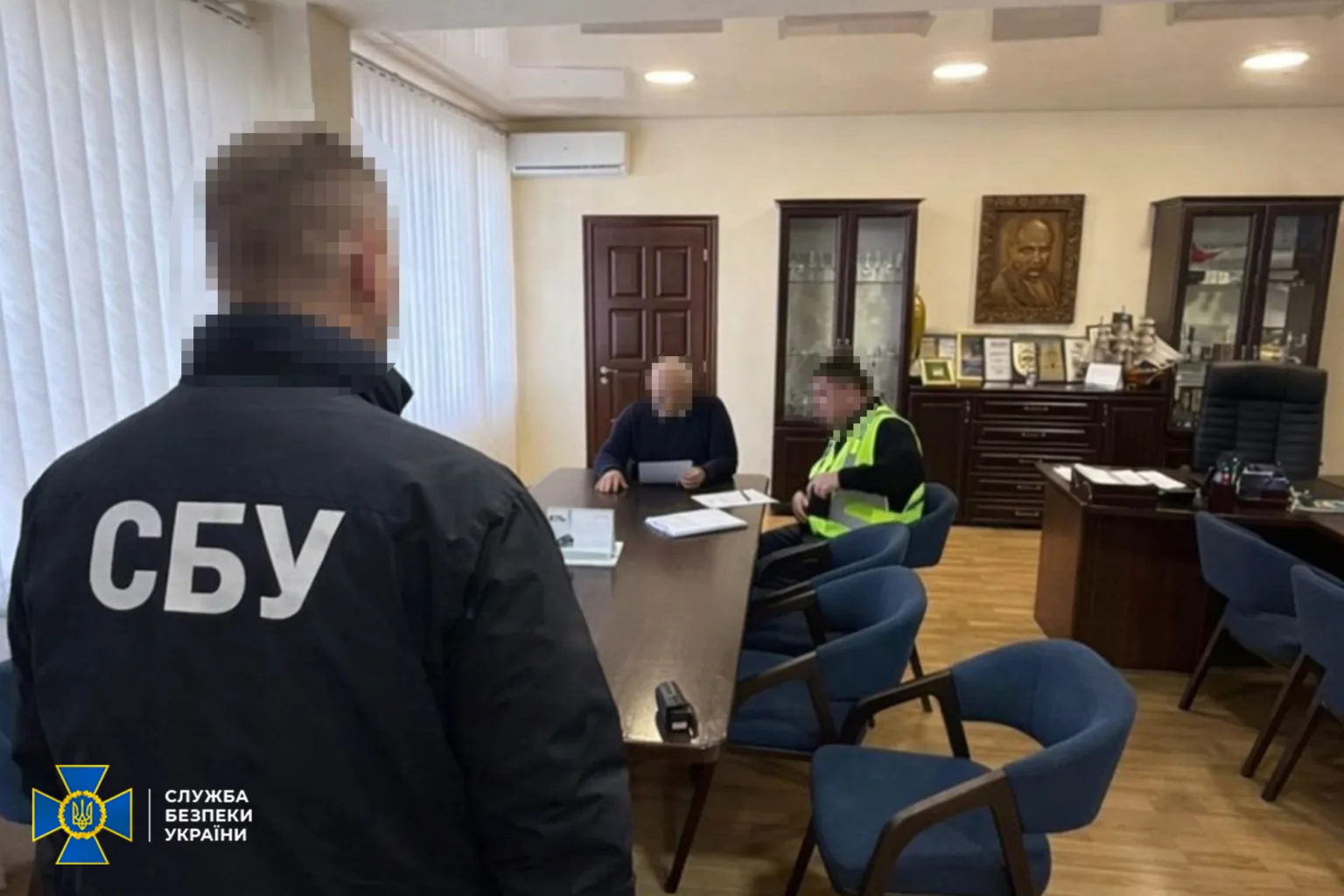 Співробітник СБУ проводить перевірку в офісі