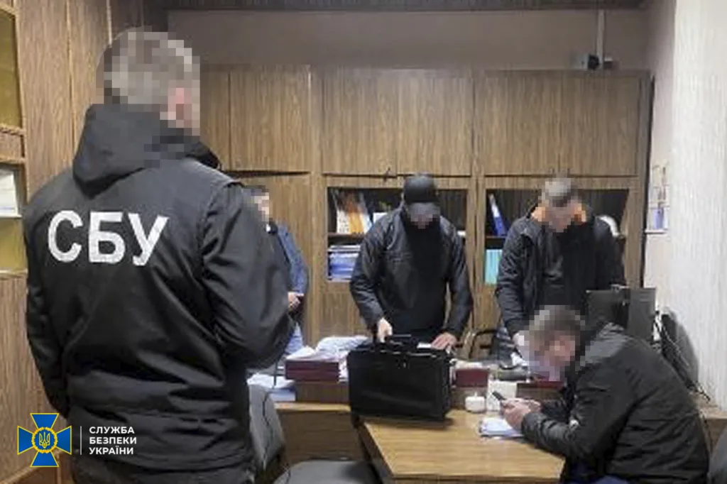 Оперативники СБУ проводять обшук у кабінеті