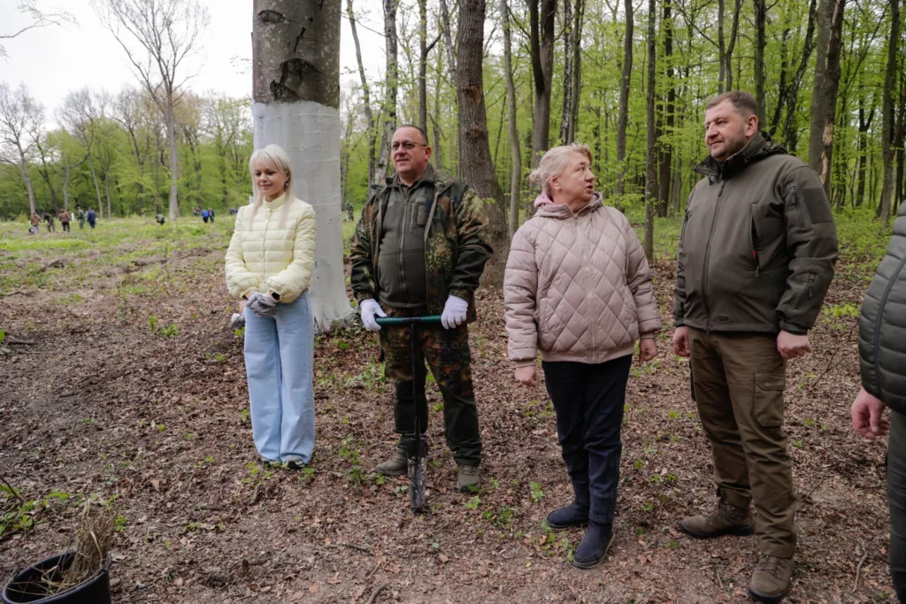 Люди готуються садити дерева у весняному лісі
