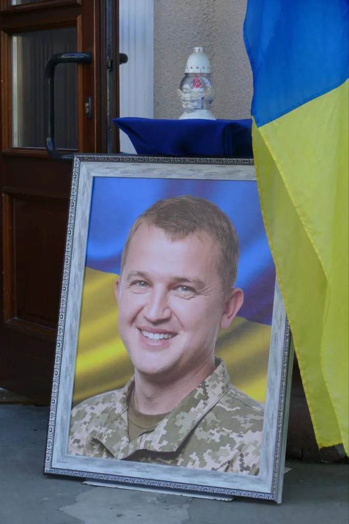 Портрет українського військового біля прапора України
