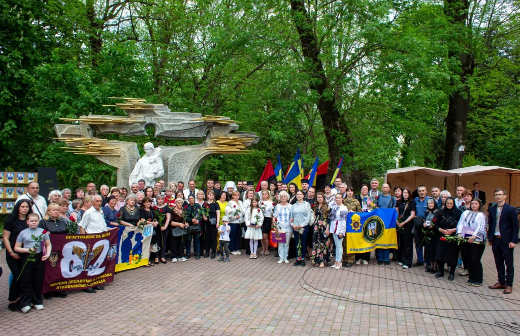 Група людей на вшануванні героїв біля пам’ятника