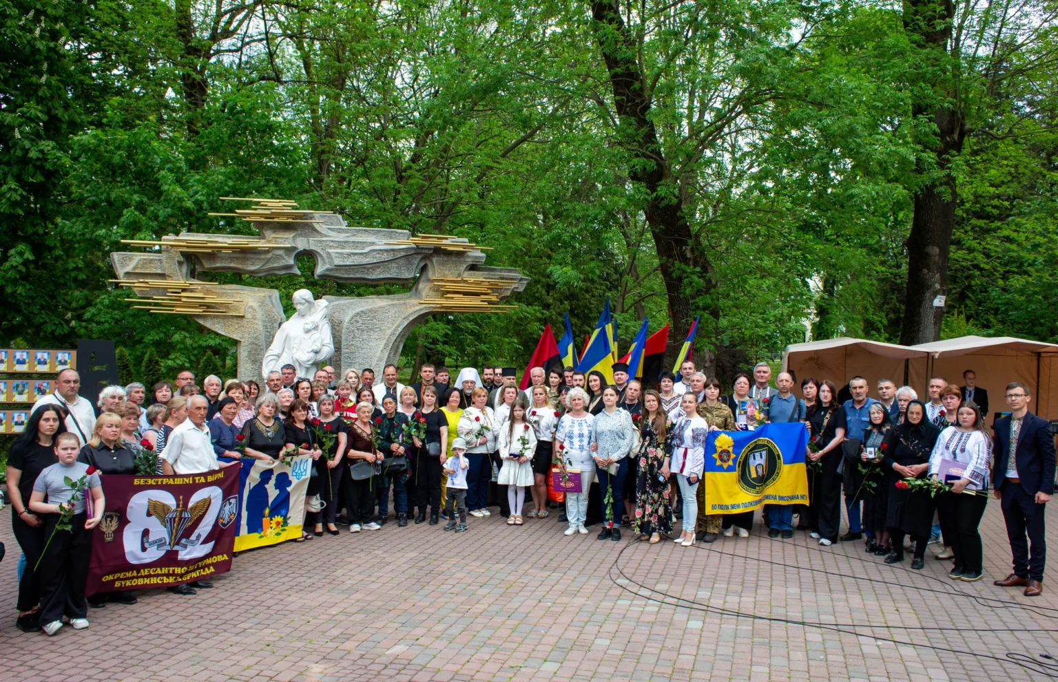Група людей на вшануванні героїв біля пам’ятника