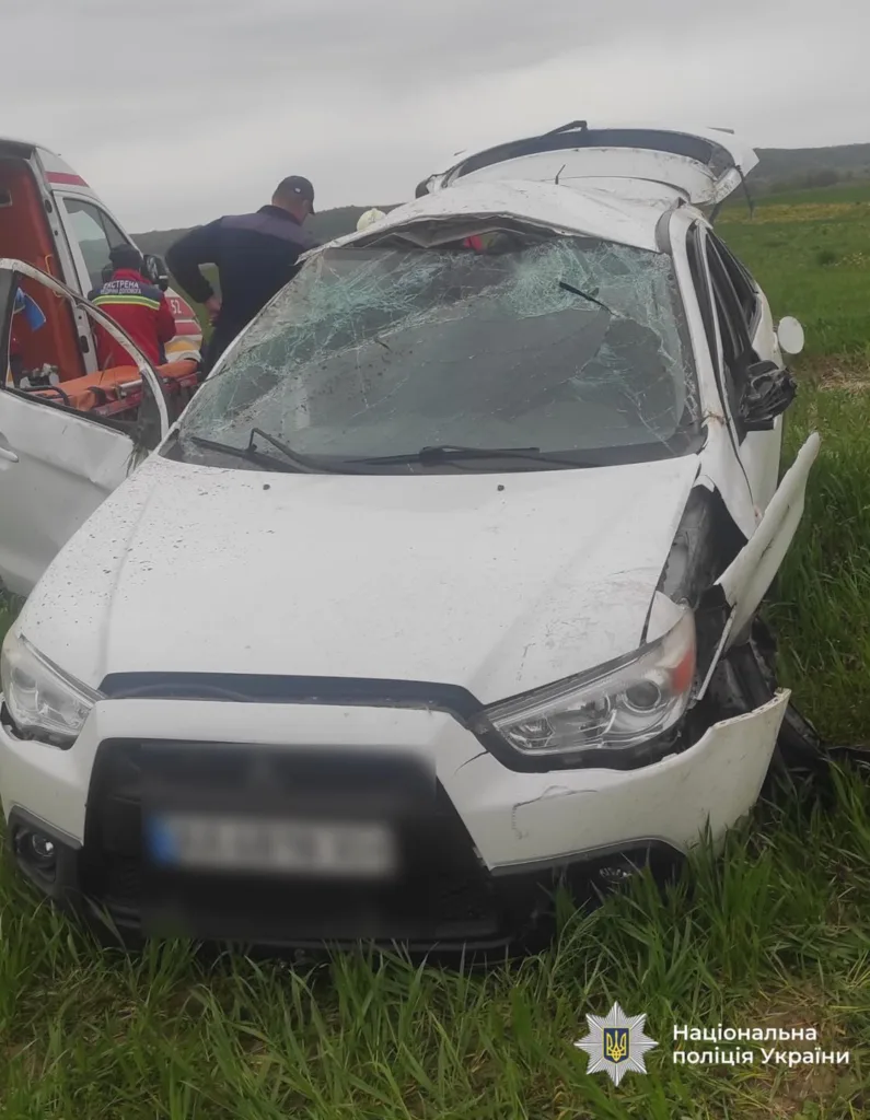 ДТП з пошкодженим білим автомобілем на полі