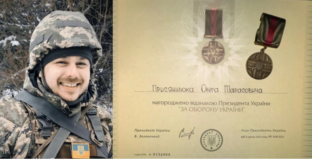 Український військовий отримує медаль За оборону України