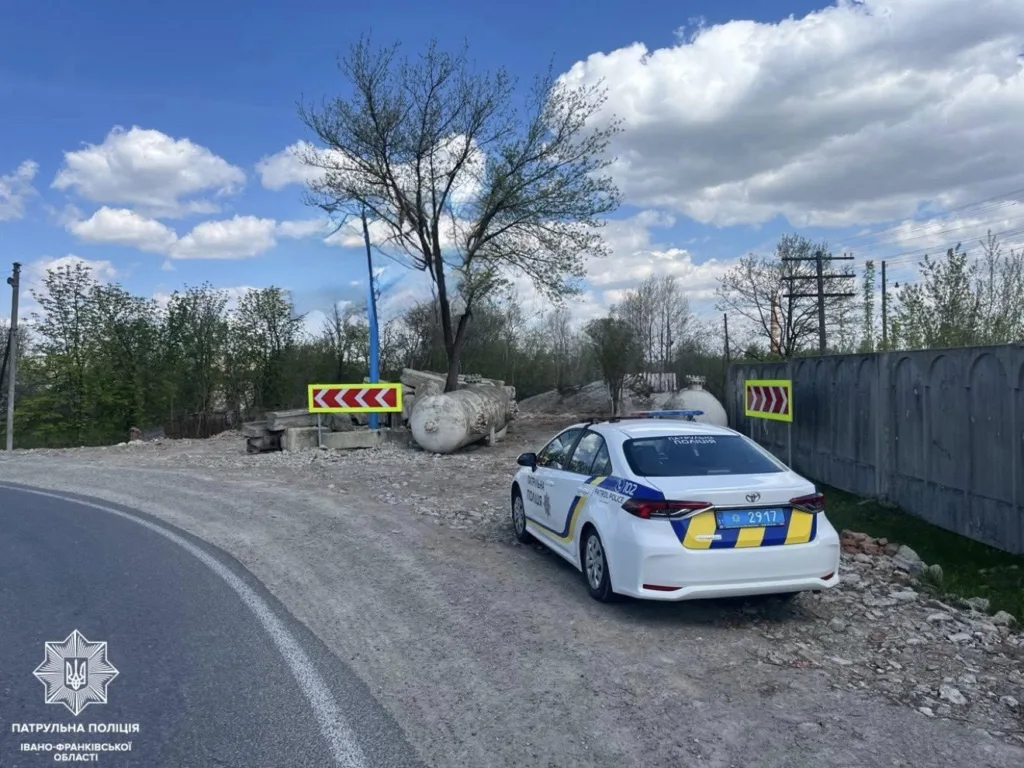 Поліцейський автомобіль на будівельній ділянці дороги