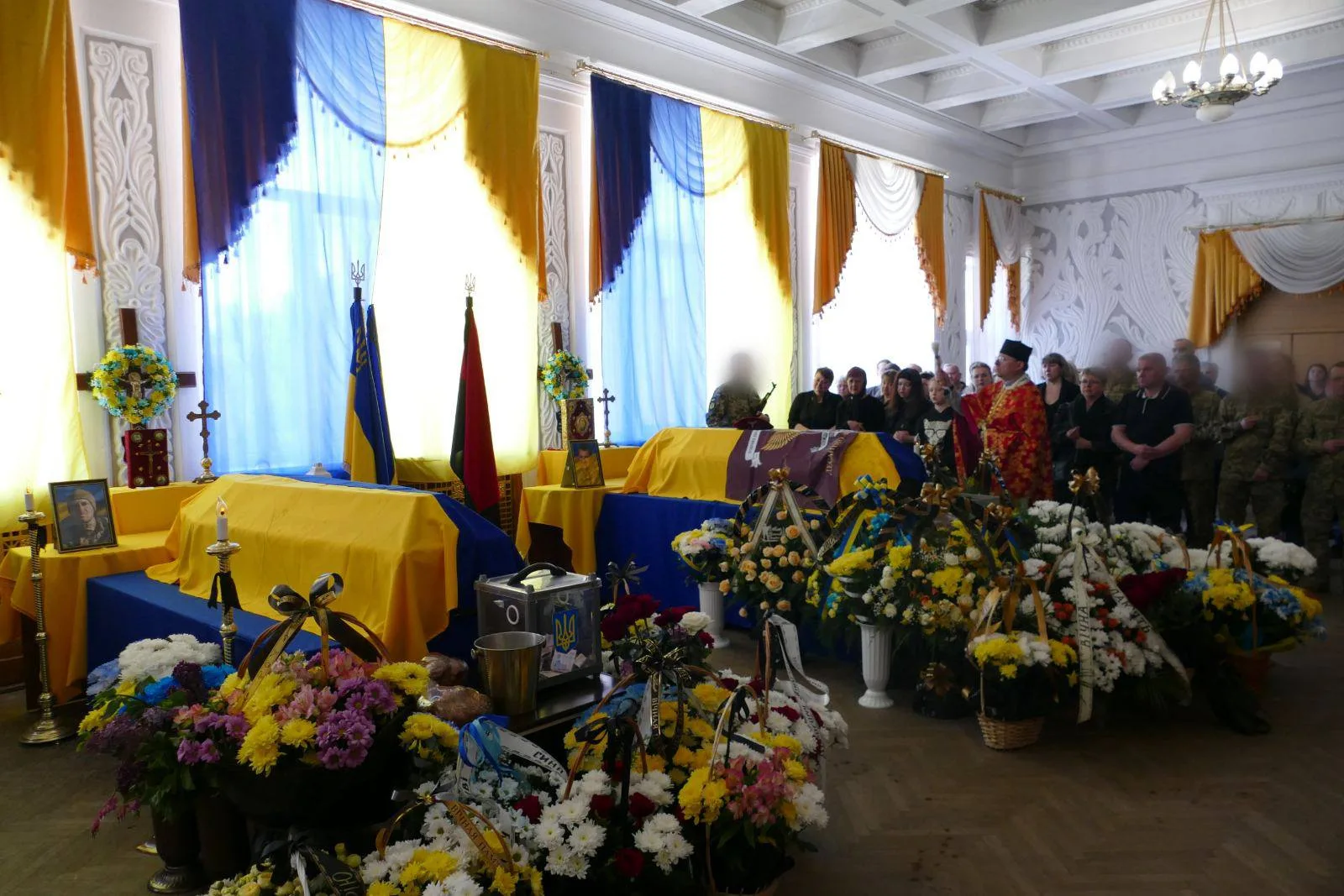Церемонія прощання з українськими військовими героями