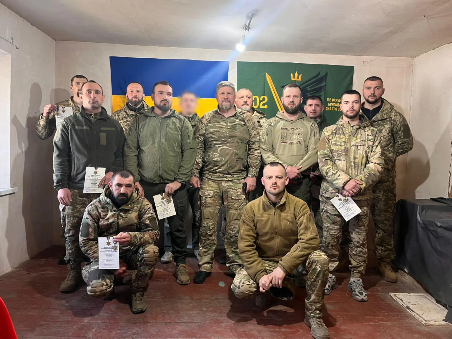 Українські військові отримують нагороди перед прапорами