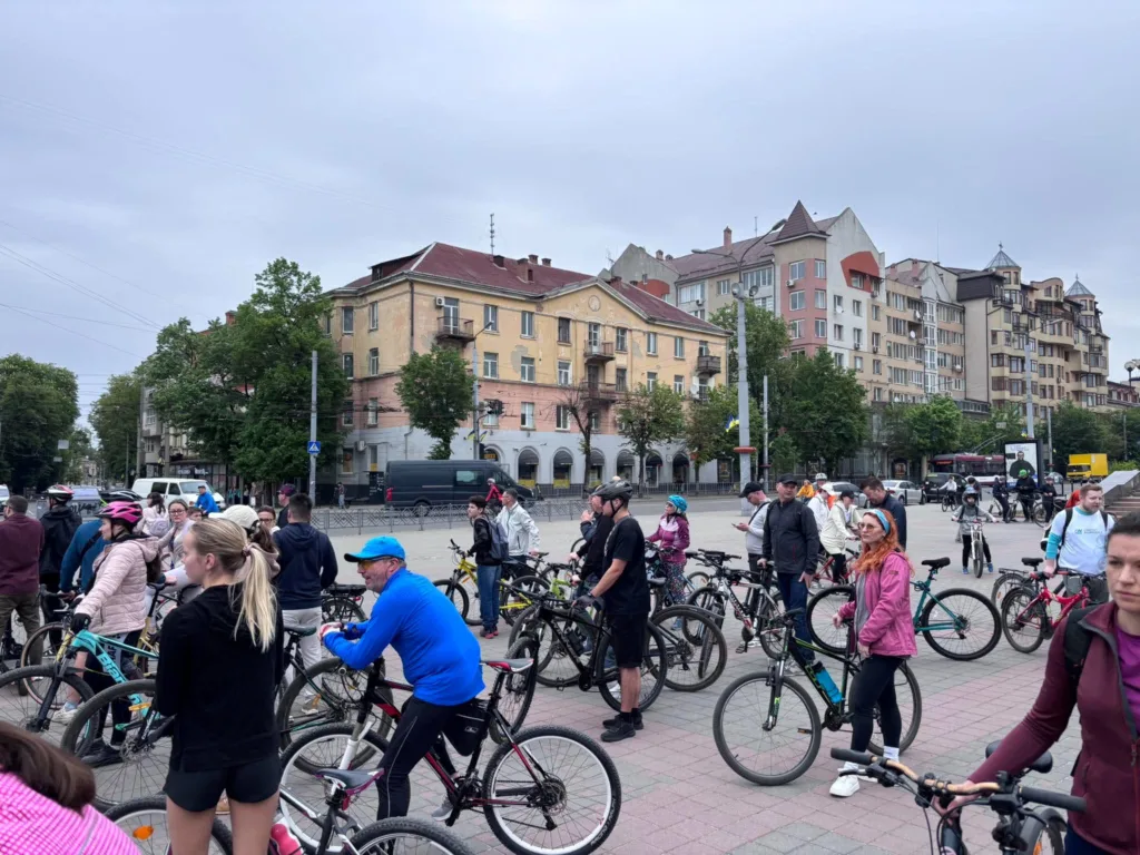 Група велосипедистів на міській площі