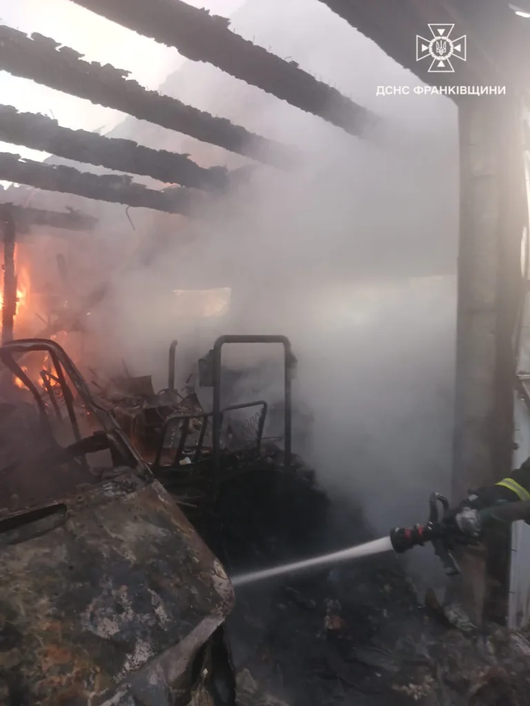 Пожежник гасить полум’я у зруйнованій будівлі