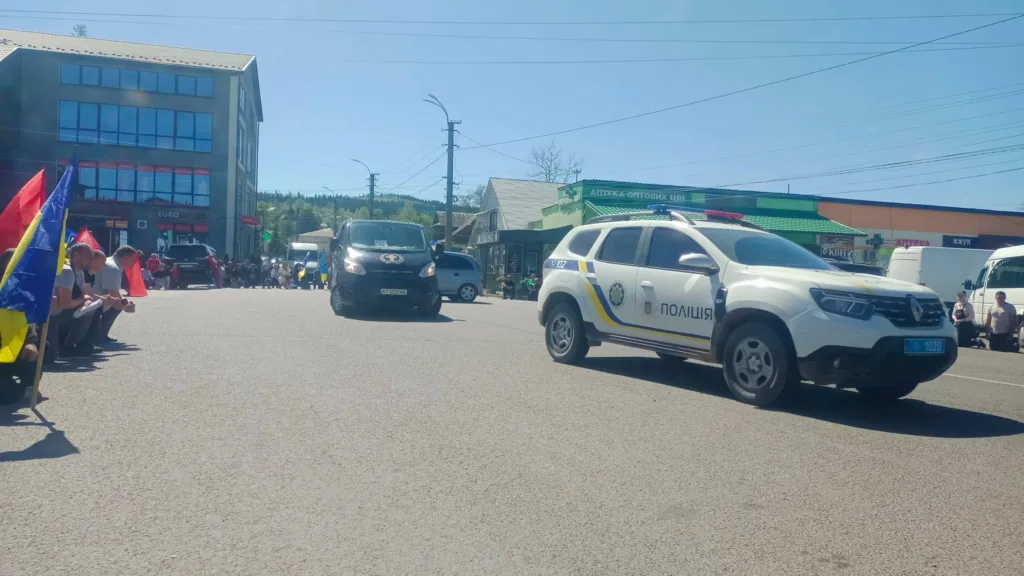 Поліційна колона на міській вулиці України