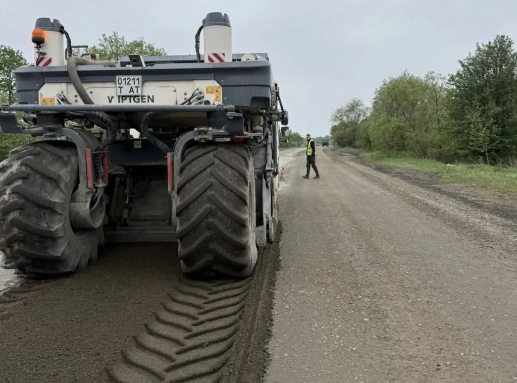 Дорожня техніка працює на ремонті ґрунтової дороги