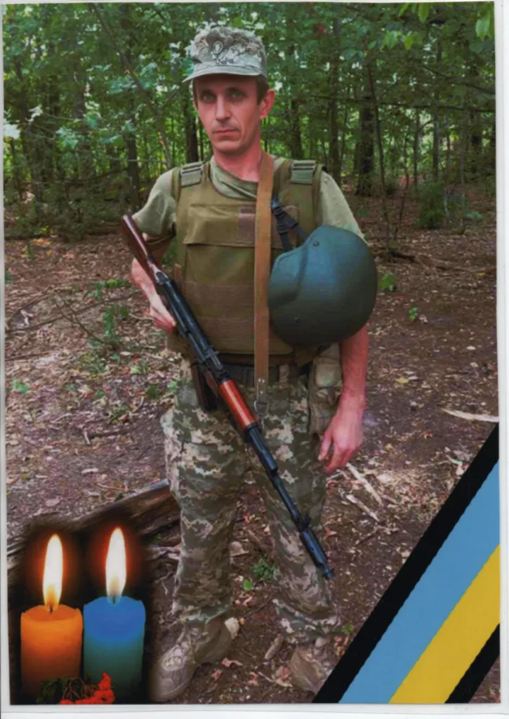 Український військовий у лісі з автоматом