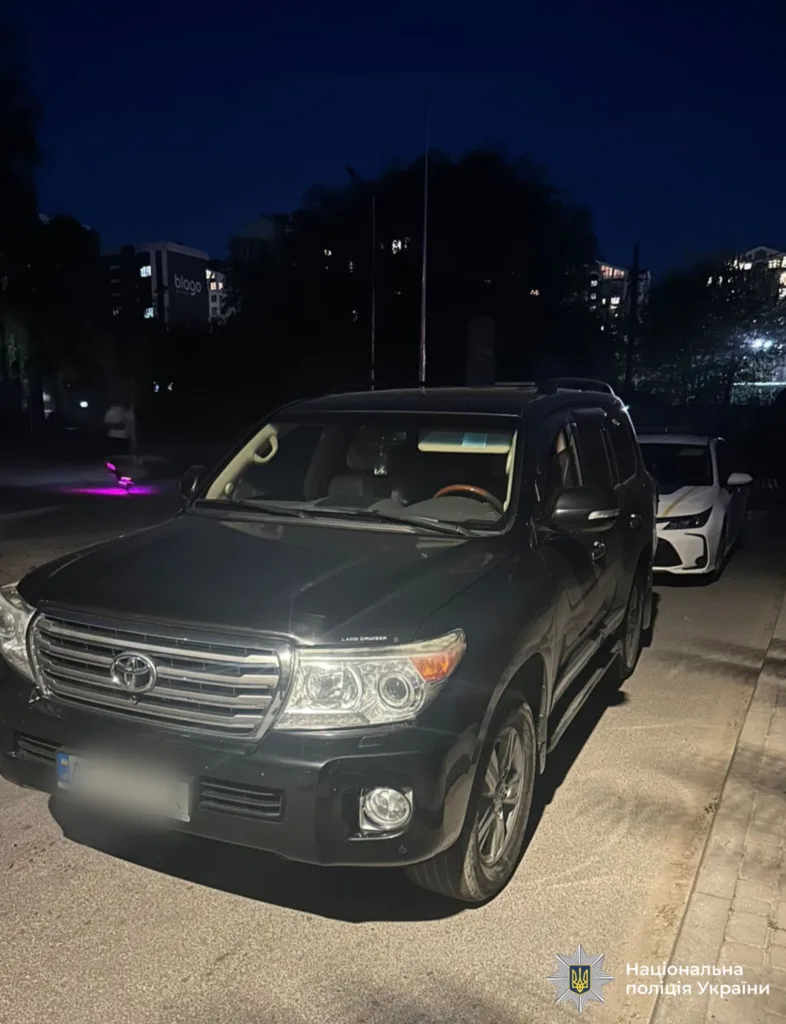 Чорний позашляховик Toyota Land Cruiser на вулиці вночі