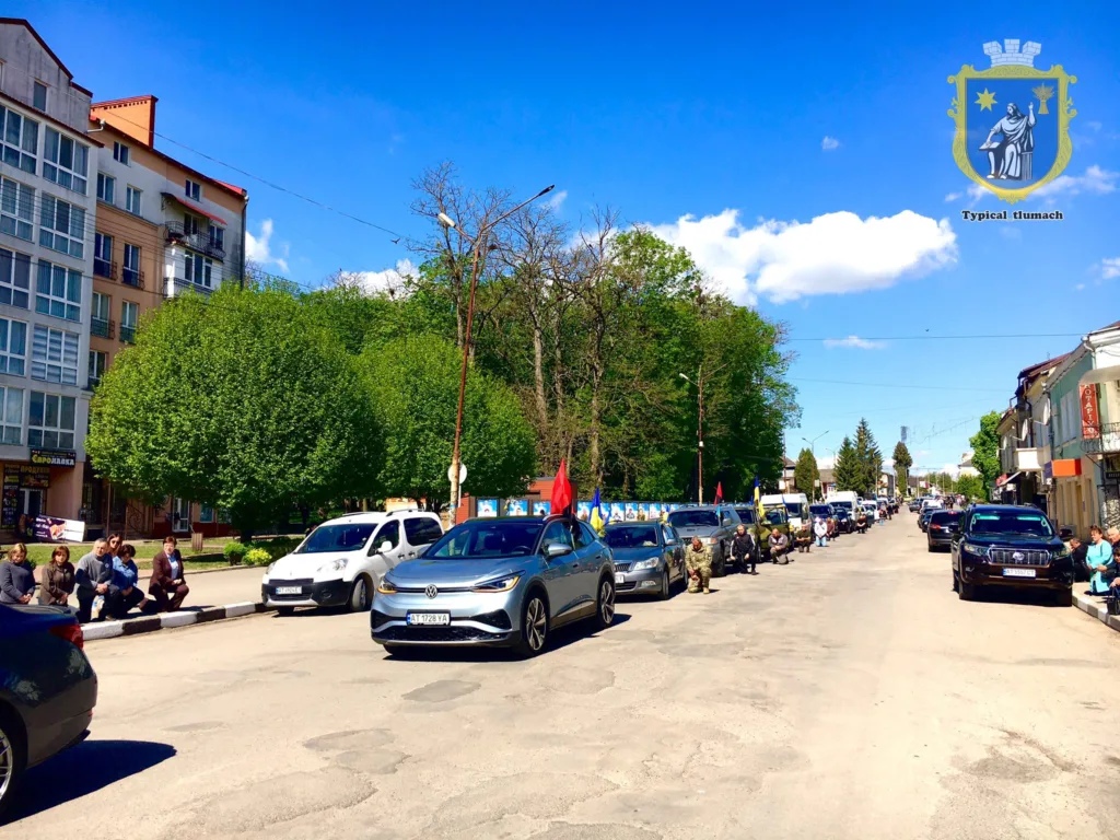 Автоколона на центральній вулиці міста Тлумач