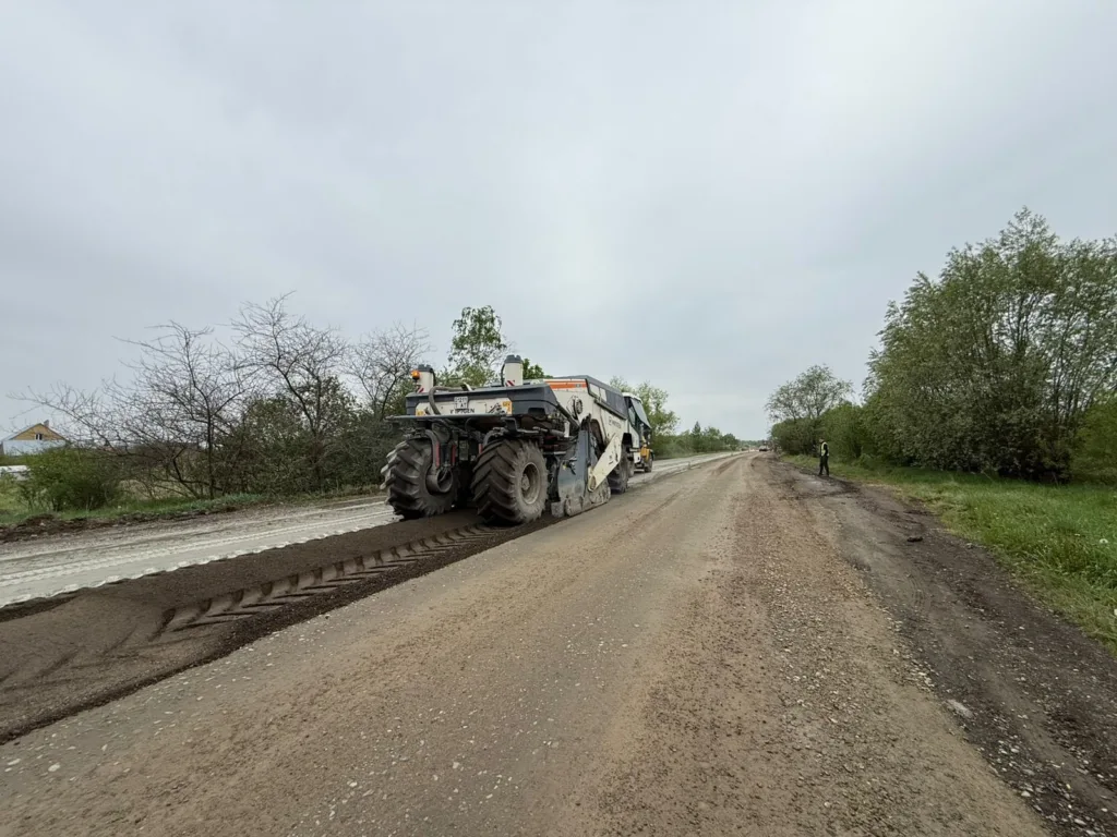 Ремонт дороги будівельною технікою на заміській трасі
