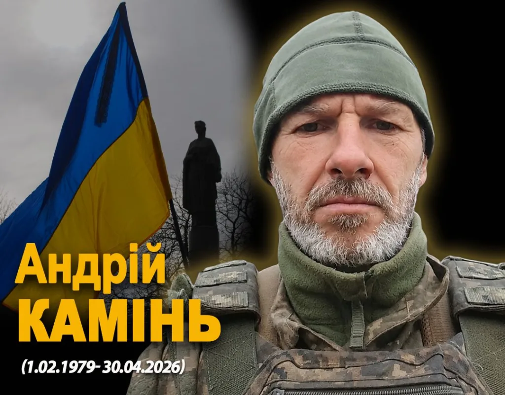 Український військовий на фоні прапора України
