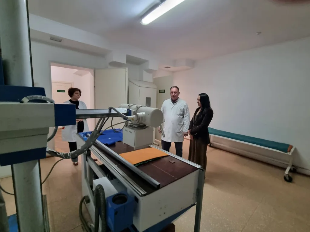 Лікарі оглядають рентген-кабінет у лікарні