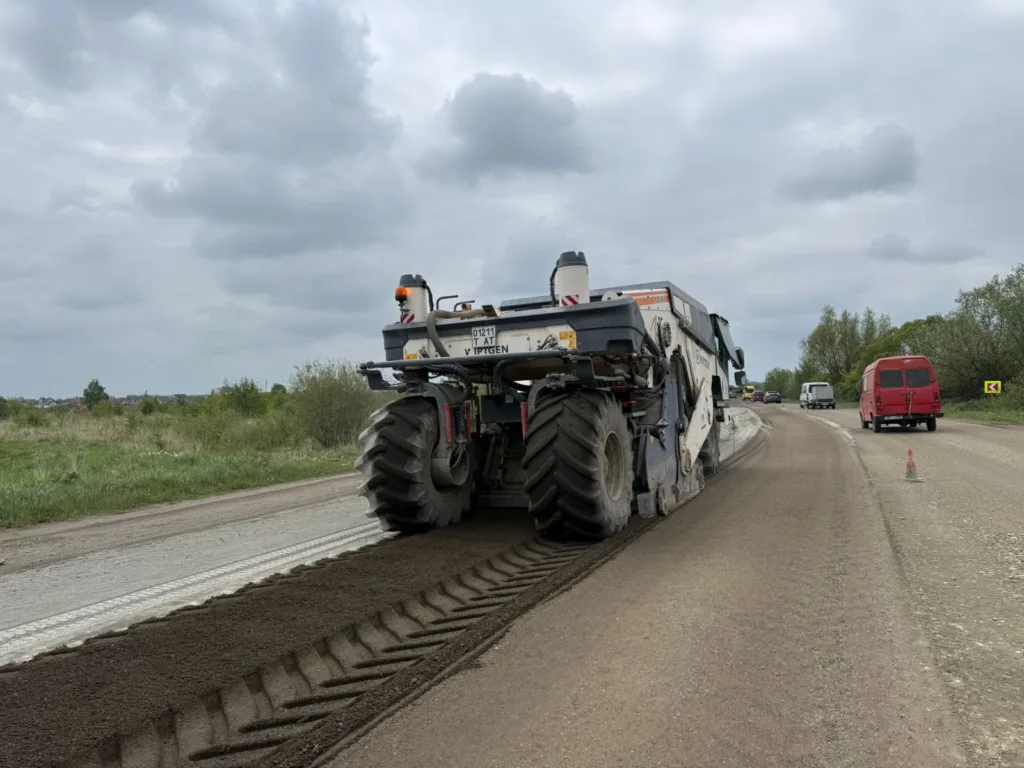 Ремонт дороги будівельною технікою на трасі