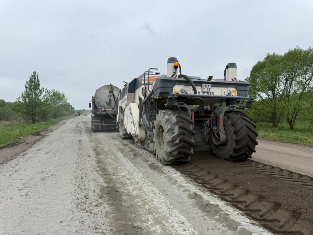 Ремонт дороги важкою будівельною технікою