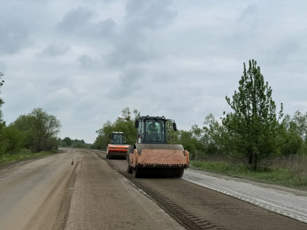 Дорожні роботи з вирівнювання асфальту катками