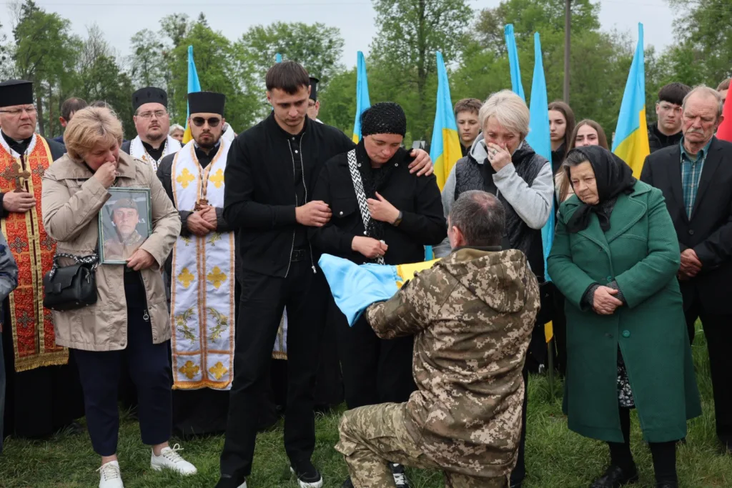 Похорон українського військового з родиною та прапорами